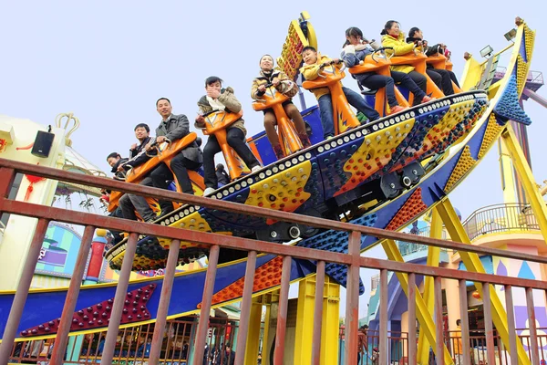 Gelukkig spelen ufo rijdt in een amusement park — Stockfoto