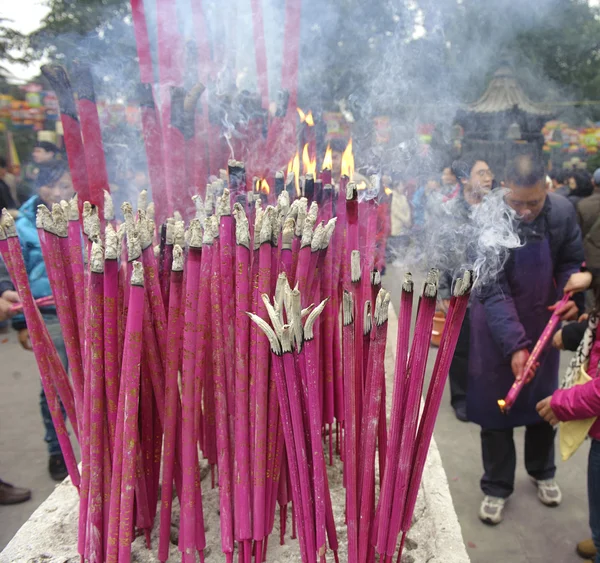 Palenie kadzidła na ołtarzu kadzidło w świątyni — Zdjęcie stockowe