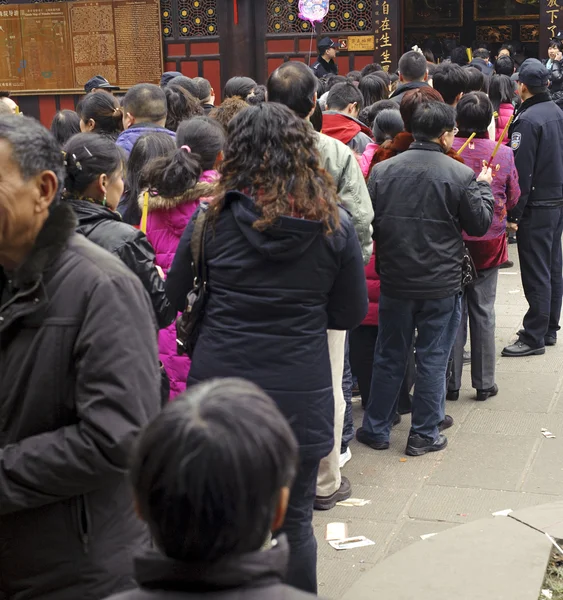 Multidões esperando na fila para entrar em um templo para orar a Buda — Fotografia de Stock