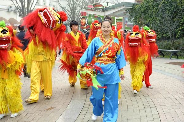 Tocar danças de leão para celebrar festivais — Fotografia de Stock