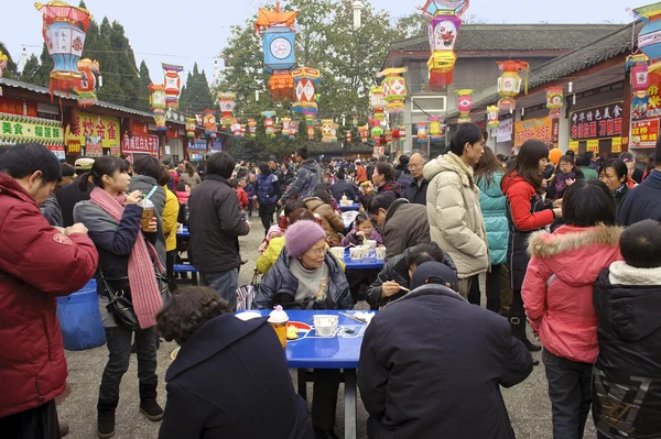 Crowded para comer comida na rua do petisco em um parque — Fotografia de Stock