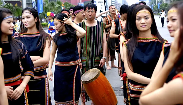 Jolies filles vietnamiennes effectuer la danse folklorique — Photo