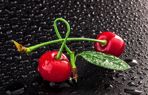 Cherry pada latar belakang hitam — Stok Foto