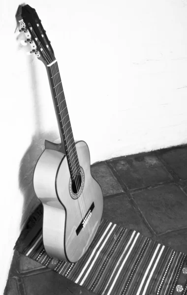 Gitár, fekete-fehér fal — Stock Fotó
