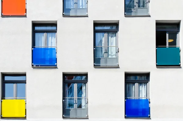 Mur avec fenêtres colorées — Photo