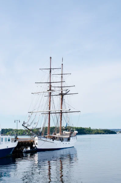 高高的船在码头奥斯陆峡湾 — 图库照片