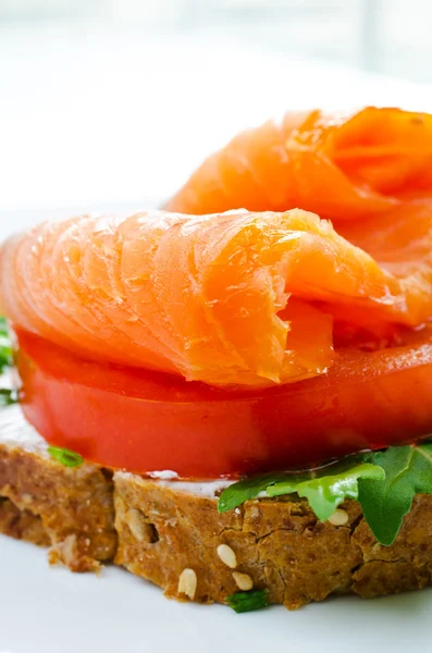 Gerookte zalm sandwich met tomaat en roggebrood — Stockfoto