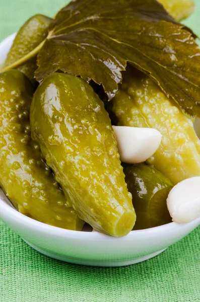 Pickles in bowl on green napkin — Stock Photo, Image