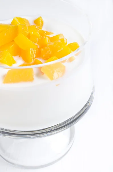 Yogurt dengan persik dalam mangkuk kaca — Stok Foto