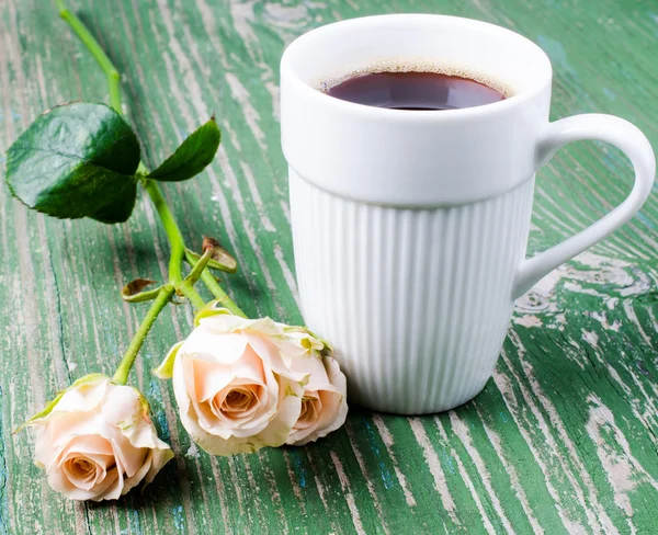 Xícara de café com rosas de raminho — Fotografia de Stock