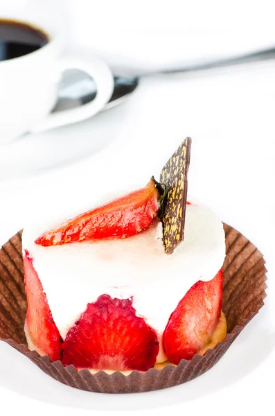 딸기 케이크와 화이트 커피 컵 배경 — 스톡 사진