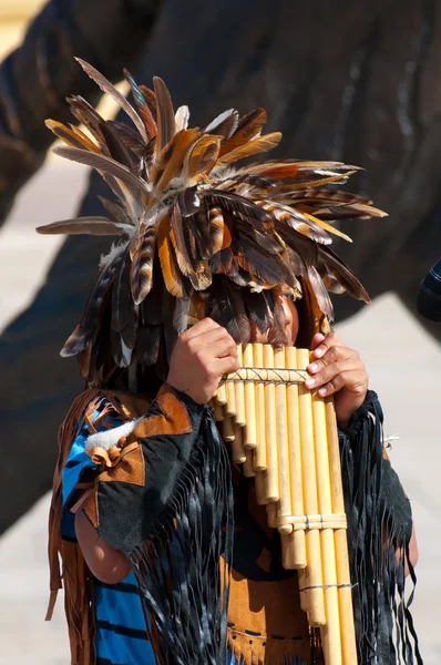 Indiana menino jogar panela flauta — Fotografia de Stock