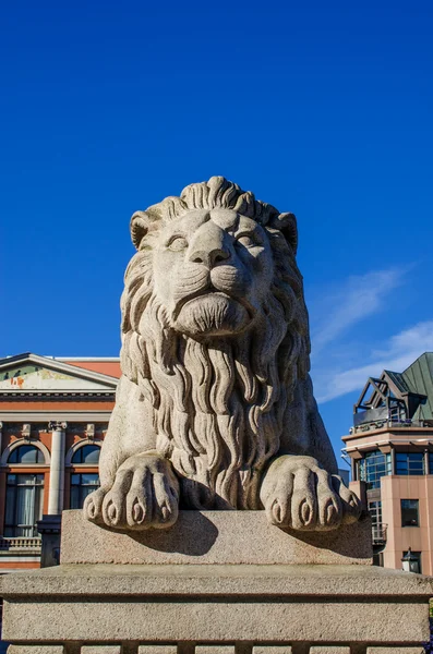 Löwe in der Nähe des norwegischen Parlaments — Stockfoto