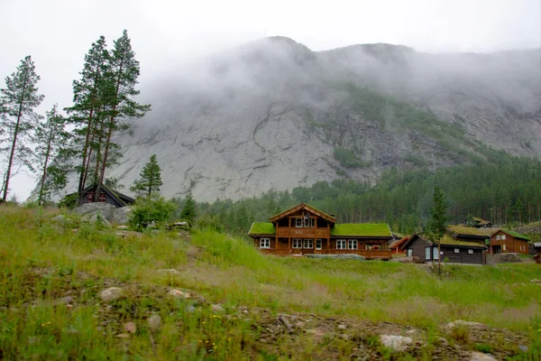 Typowy norweski dom we wsi — Zdjęcie stockowe