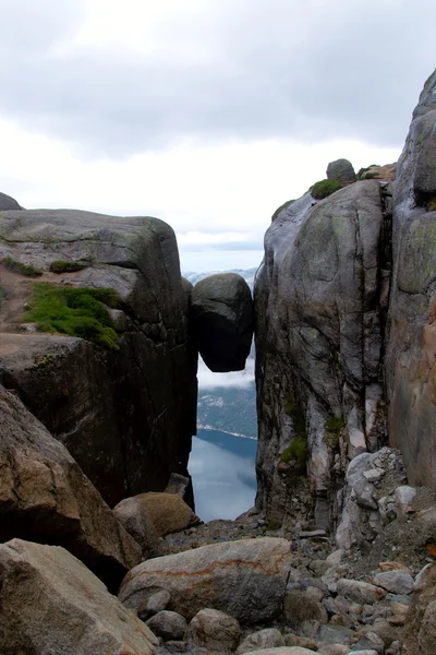 Kjeragbolten ノルウェー 2 つの岩の間の最大の石 — ストック写真