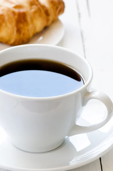 Kop koffie en een croissant — Stockfoto