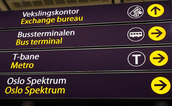 Tablica ogłoszeń na stacji kolejowej — Zdjęcie stockowe