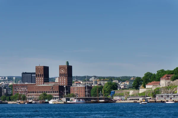 Prefeitura de Oslo e Fortaleza de Akershus — Fotografia de Stock