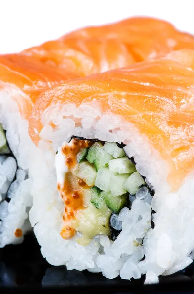 Rolo de comida tradicional japonesa feita de salmão — Fotografia de Stock