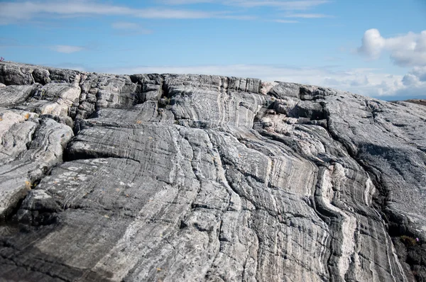 Grande roccia grigia sullo sfondo del cielo — Foto Stock