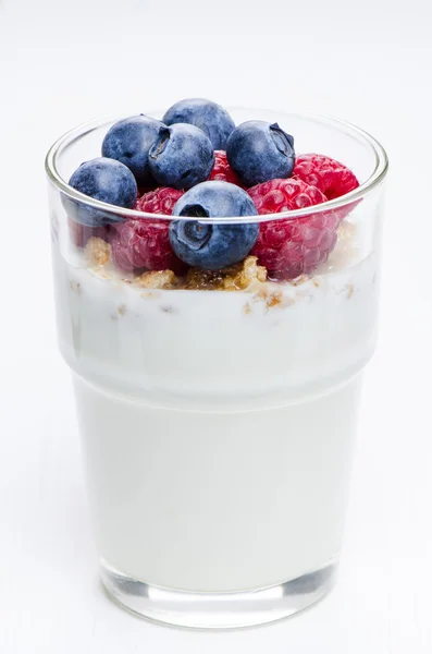 Yogur con frambuesas y arándanos — Foto de Stock
