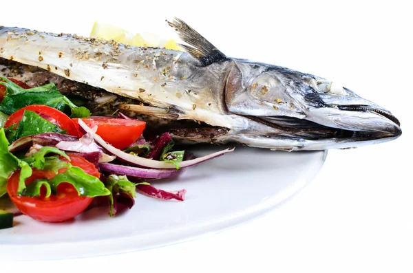 Gegrilde makreel met plantaardige salade — Stockfoto