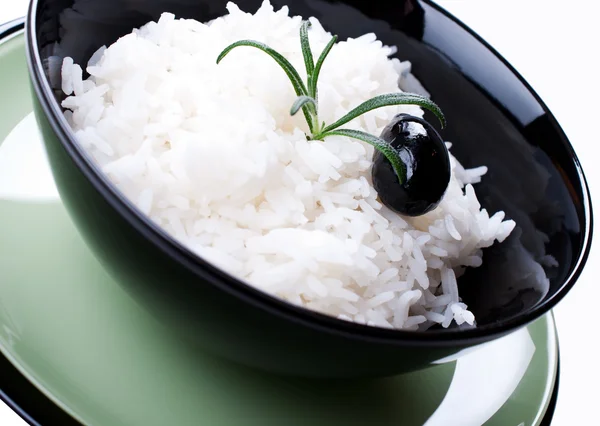 Een kom van gekookte rijst met rozemarijn — Stockfoto