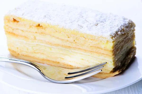 Delicioso pedaço de bolo em camadas — Fotografia de Stock