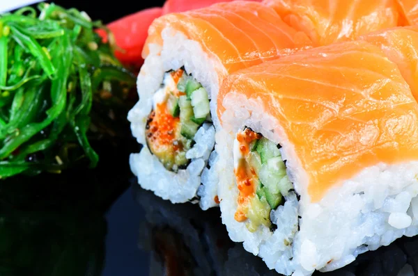 Rotolo di cibo giapponese fatto di salmone — Foto Stock