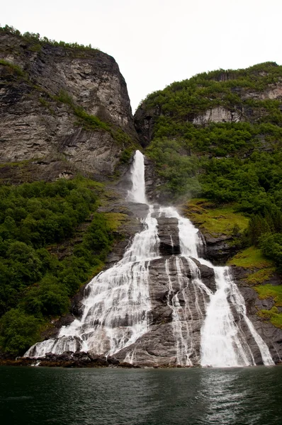 Großer Wasserfall am Geirangerfjord — Stockfoto