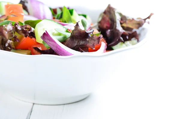 Beyaz kase sebze salatası — Stok fotoğraf