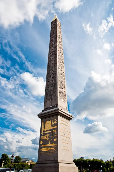 Pomník obelisk s modrou oblohou — Stock fotografie
