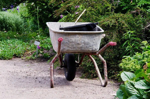 Tuinieren kruiwagen met gereedschap — Stockfoto
