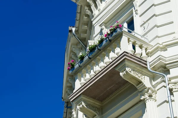 Classico edificio bianco con balcone — Foto Stock