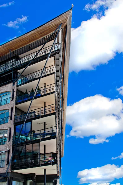 Modernes Gebäude am Himmel — Stockfoto