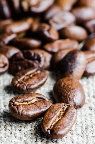 Koffie bonen in een linnen servet close-up — Stockfoto