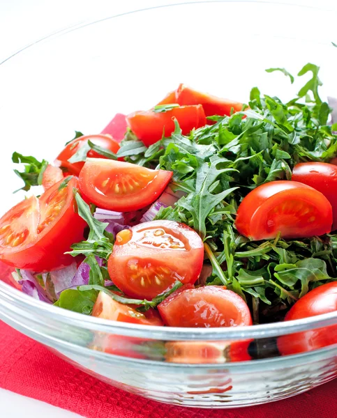 Томатный салат с рукколой — стоковое фото