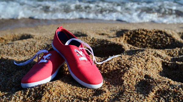 Cipő a strandon — Stock Fotó