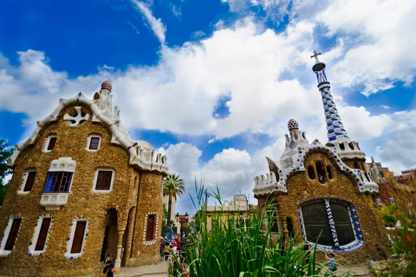 Красочная архитектура Антонио Гауди. Парк Гуэль является самым важным парком Барселоны. Испания — стоковое фото