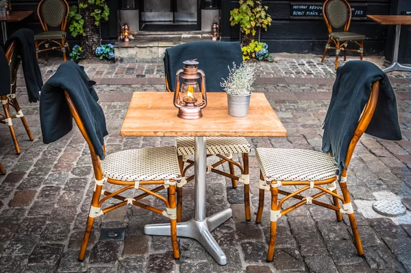 Столик и стулья кафе — стоковое фото