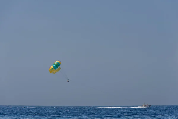 滑翔伞上和船 — 图库照片