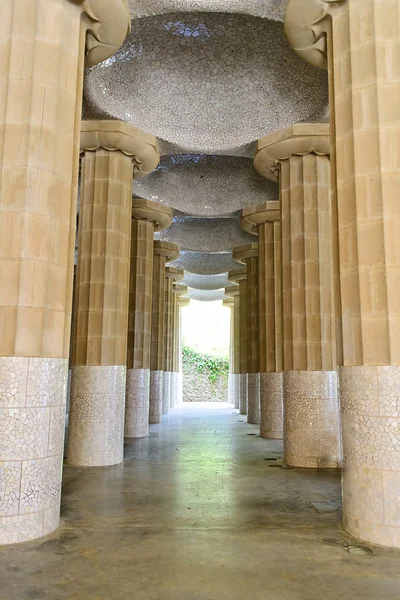 Barcelona: detalle de los techos de mosaico de cerámica en el Columns Hall del Parque Güell —  Fotos de Stock