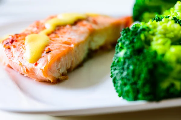 Salmon broccoli — Stock Photo, Image