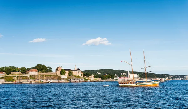 Akershus y barco —  Fotos de Stock