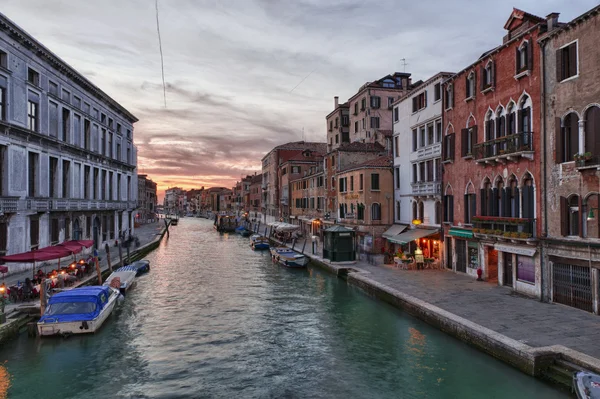 Kanál v Benátkách, Itálie při západu slunce. — Stock fotografie