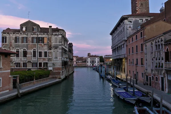 Canal en Venecia, Italia al atardecer . —  Fotos de Stock