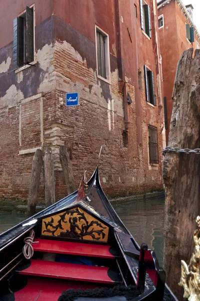 Una vista dalla gondola durante il tragitto attraverso i canali di Venezia — Foto Stock