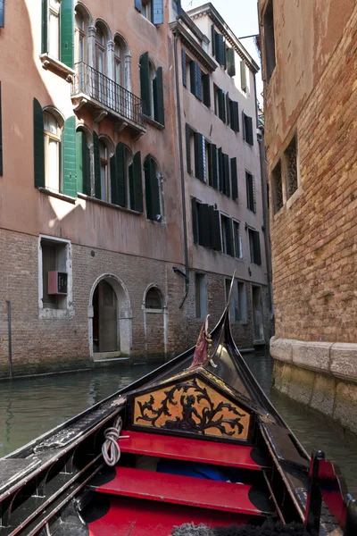 Widok z gondolą podczas jazdy przez kanały w Wenecji — Zdjęcie stockowe