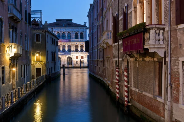 Kanál v Benátkách, Itálie v noci. — Stock fotografie