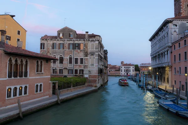 Canal en Venecia, Italia por la noche . — Foto de Stock